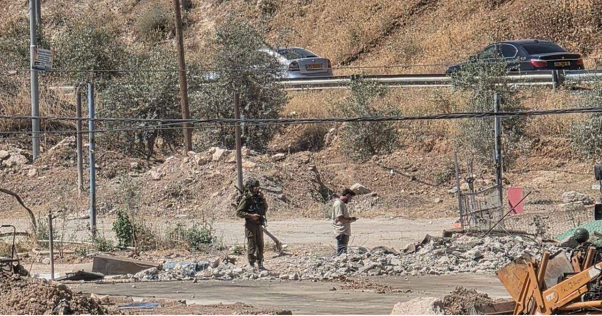 الاحتلال يهدم منشأتين وكشكاً تجارياً في حوسان